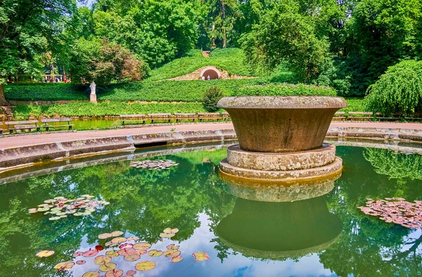 乌克兰乌曼Sofiyivka公园集合广场上的一个装有花岗岩花瓶的小水池 — 图库照片