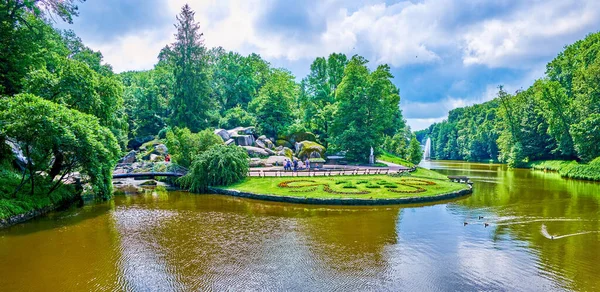 乌克兰乌曼Sofiyivka公园爱奥尼亚海湖花坛绿岸全景 — 图库照片