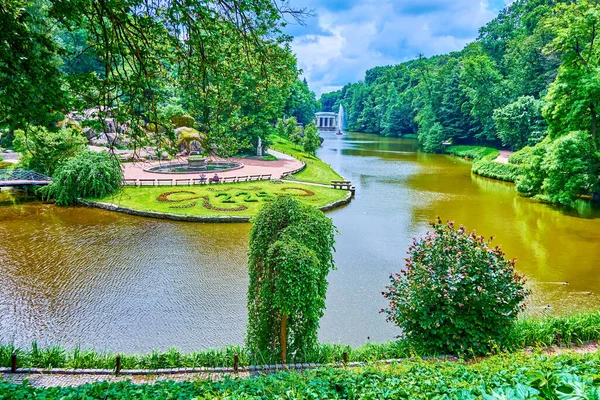 İyon Denizi Gölü 'nün manzaralı yeşil setleri, çiçek yatakları ve uzun ağaçlarla kaplı, Sofiyivsky Park, Uman, Ukrayna