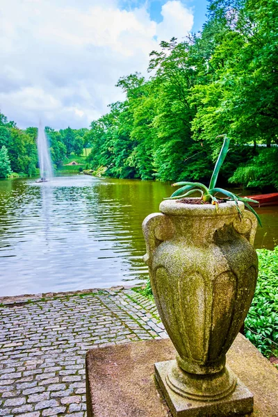 乌克兰乌曼Sofiyivsky公园装有芦荟植物的花瓶和装有蛇源的爱奥尼亚海湖泊 — 图库照片