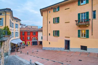 Via Boghetto 'nun soyundan gelen renkli evler, Lugano, Ticino, İsviçre