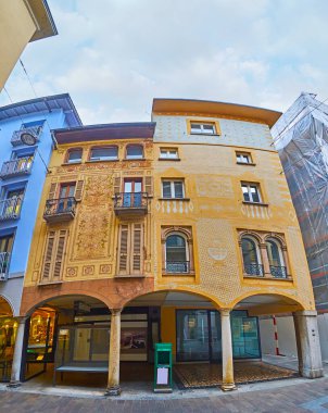 İsviçre 'nin Lugano kentindeki Via Nassa' da bulunan tarihi evlerin süslü freskleri.