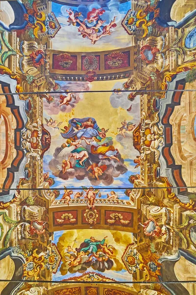 2022年3月13日 位于卢加诺的中世纪圣罗科教堂的壮观的壁画拱顶 — 图库照片