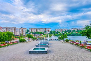 Taras Shevchenko Parkı 'ndaki küçük fıskiyeli sokak Uman, Ukrayna' nın gururu Pearl of Love çeşmesine çıkar.