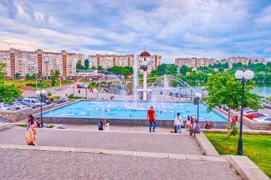 UMAN, UKRAINE - 16 Haziran 2021: Taras Shevchenko Parkı Merdivenleri ve 'Aşkın İncisi' çeşmesi, 16 Haziran 'da Ukrayna, Uman' da