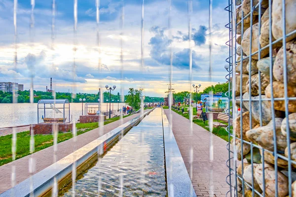 Vista Attraverso Goccioli Acqua Della Fontana Moderna Ostashiv Embankment Uman — Foto Stock