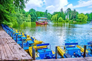 Çamura saplanmış eski katamaranların olduğu rıhtım Sofiyivka Parkı 'ndaki Yukarı Göl, Uman, Ukrayna