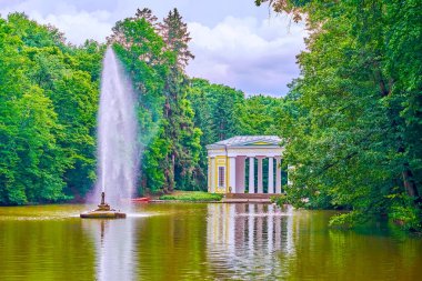 İyon Denizi Gölü 'ndeki Yılan Çeşmesi ve Sofiyivka Parkı' ndaki Flora Pavyonu, Uman, Ukrayna