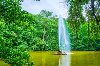 Uman, Ukrayna 'daki Sofiyivka Park' taki İyon Denizi Gölü 'nün ortasındaki Yılan Çeşmesi.