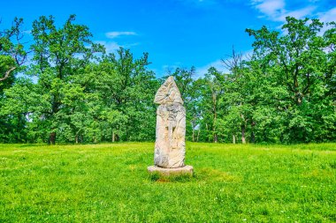 Antik Tanrıların resimleriyle Pagan Slav İdol, Sofiyivka Park botanik bahçesi, Uman, Ukrayna