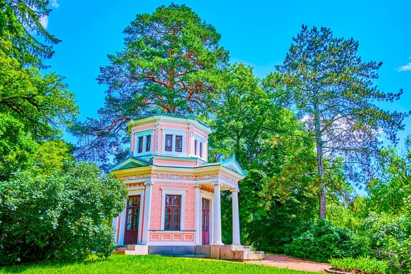 Pintoresco Pabellón Rosa Exuberante Vegetación Del Parque Sofiyivka Uman Ucrania — Foto de Stock