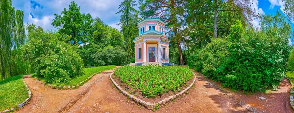 乌克兰乌曼Sofiyivka公园Pink Pavilion全景及其周围的爱岛绿地 — 图库照片