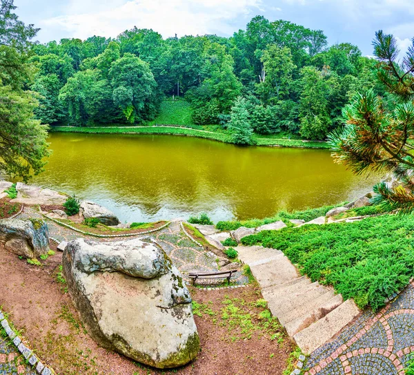 乌克兰乌曼Sofiyivka公园 爱奥尼亚海湖石堤全景 长椅和小巷 — 图库照片