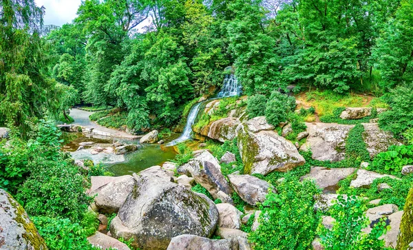Paisagem Cênica Vale Dos Gigantes Com Cachoeiras Lagoa Parque Sofiyivka — Fotografia de Stock