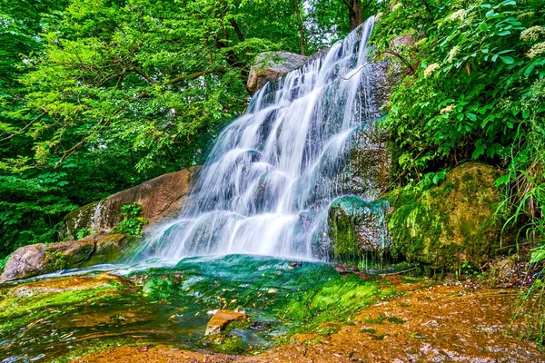 Malowniczy Wodospad Bujnej Zieleni Doliny Gigantów Park Sofiyivka Uman Ukraina — Zdjęcie stockowe