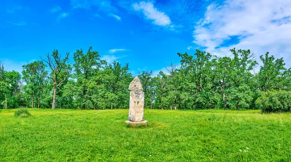 Панорама Газонов Парка Софиевка Каменной Скульптурой Языческого Славянского Идола Умань — стоковое фото
