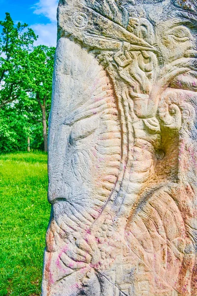 Резной Культовый Образ Славянского Древнего Бога Камне Идол Дендрарии Парка — стоковое фото