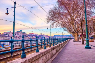 Dunakorzo sokağı Tuna nehri boyunca güzel bir yaya geçidi ve Macaristan 'ın Budapeşte kentindeki popüler tramvay rotası.
