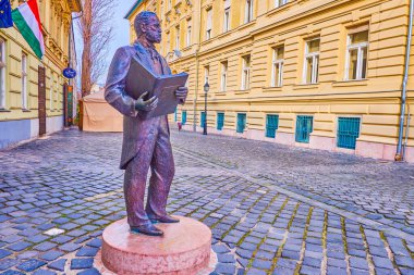 BUDAPEST, HUNGARY - 26 Şubat 2022: Macar politikacı ve Obuda Belediye Başkanı Harrer Pal 'in heykeli, 26 Şubat' ta Budapeşte 'de Fo Meydanı' nda yer aldı.