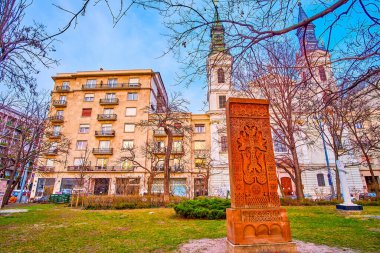 Macaristan 'ın Budapeşte kentindeki Ortodoks Varsayım Katedrali' nde park halindeki Ermeni çapraz taşı Khachkar