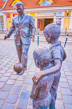 BUDAPEST, HUNGARY - 26 Şubat 2022: Becsi Caddesi 'ndeki ünlü futbolcu Puskas Ferenc heykel grubu