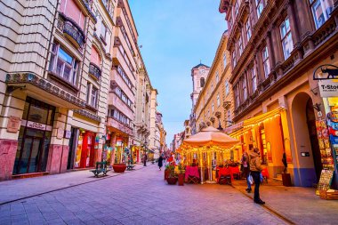 BUDAPEST, HUNGARY - 26 Şubat 2022: Budapeşte 'de çok sayıda restoran, bar ve mağazası olan Vaci Caddesi boyunca yürüyün