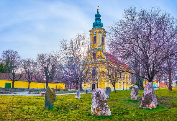 匈牙利布达佩斯千年纪念公园 背景为圣彼得和保罗教堂石圈 — 图库照片