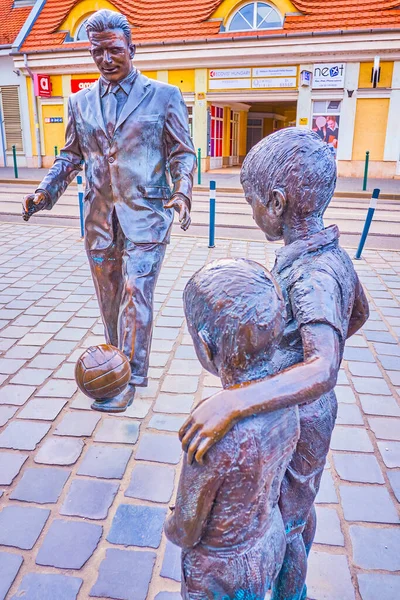 ブダペスト ハンガリー 2022年2月26日 有名なサッカー選手プスカス フェレンツの彫刻グループが2月26日にブダペストで開催された — ストック写真