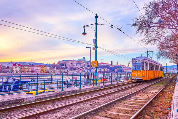 2022年2月26日 布达佩斯 2月26日 在多瑙河畔的杜纳科佐乘坐黄色复古电车 — 图库照片