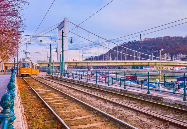 Žlutá Tramvaj Jezdí Podél Řeky Tramvajové Trasy Straně Pešť Budapešti — Stock fotografie