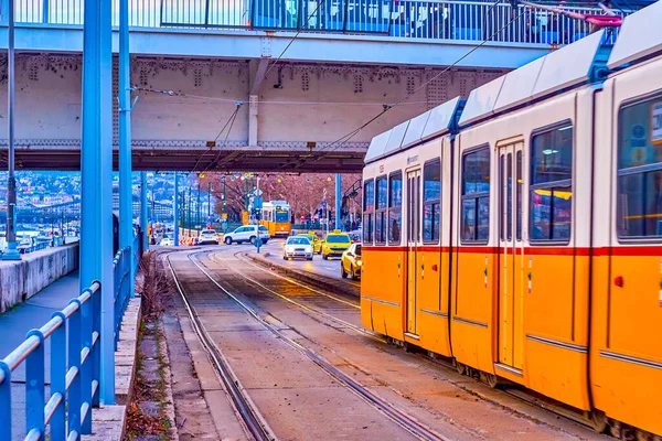匈牙利布达佩斯 Jane Haining码头的城市场景 傍晚高峰时段的黄色有轨电车和汽车 — 图库照片
