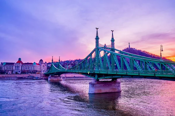 Szabadsag Ukryty Liberty Bridge Zmierzchu Budapeszt Węgry — Zdjęcie stockowe