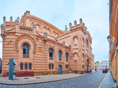 Neo-Mudejar Gran Teatro Falla tiyatrosunun dış cephesi. Tuğla desenleri, at nalı kemerleri ve küçük kuleler ile süslenmiş. Cadiz, İspanya