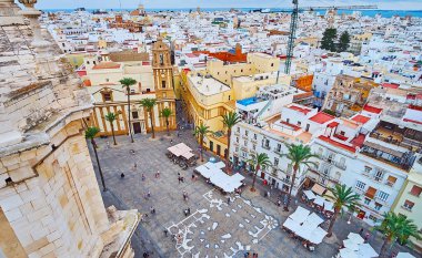 Cadiz Katedrali 'nin çan kulesindeki eski kasaba açık hava yemeklerini ve İspanya' nın Katedral Meydanı 'ndaki Santiago Apostol Kilisesi' ni izliyor.