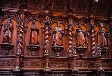 CADIZ, SPAIN - 21 Eylül 2019: Cadiz Katedrali 'nde, Azizlerin oyulmuş ahşap heykelleri
