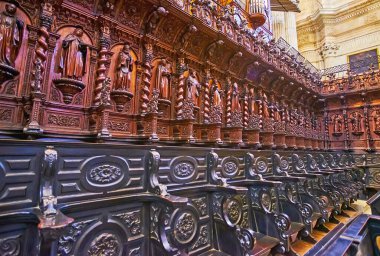 CADIZ, SPAIN - SEPT 21, 2019: Cadiz Katedrali 'nde Koro' nun oyulmuş ahşap heykelleri ve desenleri, 21 Eylül 'de
