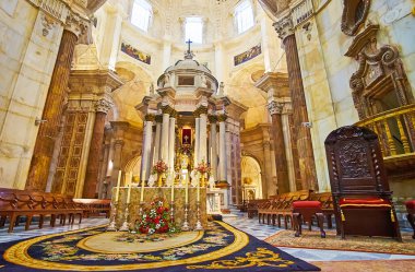 CADIZ, SPAIN - SEPT 21, 2019: Cadiz Katedrali 'nin Büyük Kilisesi (Capilla Mayor) Yüksek taş sütunları, heykelleri ve oymaları ile, 21 Eylül' de, Cadiz 'de