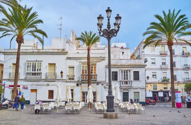 Klasik beyaz evler ve Plaza Fragela, Cadiz, İspanya 'da küçük açık hava yemekleri.
