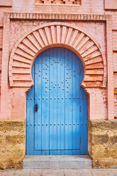 Tuğla at nalı kemeri ve perçin yıldızı, Neo-Mudejar Gran Teatro Falla tiyatrosu, Cadiz, İspanya