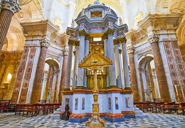 Cadiz Hiszpania Wrzesień 2019 Rzeźbiony Złoty Trójkątny Świecznik Głównej Kaplicy — Zdjęcie stockowe