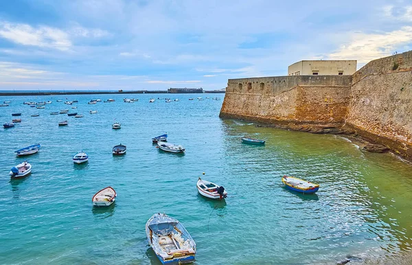Die Kleinen Boote Strand Von Caleta Vor Den Mittelalterlichen Burgen — Stockfoto