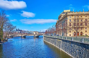 Ufukta Masaryk Embankment, Ulusal Tiyatro (Narodni Divadlo), Vltava Nehri, Legion Köprüsü ve St. Vitus Katedrali 'nin bulunduğu nehir kenti.