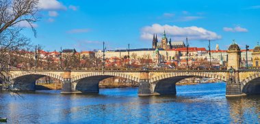 Tarihsel taş, Lejyon Köprüsü 'nü derin mavi Vltava Nehri ve ortaçağ Gotik St Vitus Katedrali' nin üstünden geçirdi.