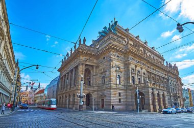 Modern tramvay manzaralı Ulusal Tiyatro 'nun taştan dış cephesi, Narodni Bulvarı, Prag, Çek Cumhuriyeti