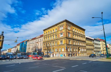 PRAG, CZECHIA - 7 Mart 2022 'de Prag' da tarihi konutlar, güzel konutlar, küf, sıva ve fresklerle süslenmiş Jecna Caddesi