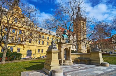 PRAG, CZECHIA - 7 Mart 2022: Vitezslav Halek anıtı Charles Meydanı 'nda Belediye Mahkemesi ve Nove Mesto Belediye Binası' nın arka planında, 7 Mart 'ta Prag' da