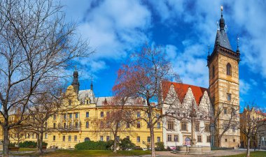 Charles Meydanı 'nın panoramik manzarası. Nove Mesto Belediyesi ve yeşil parkın arkasındaki belediye mahkemesi, Yeni Şehir, Prag, Çek Cumhuriyeti