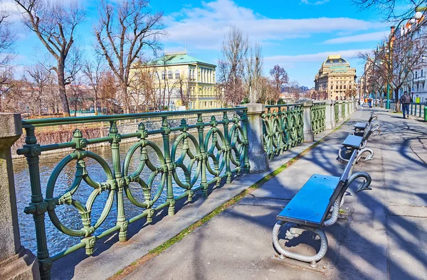 Línea Bancos Masaryk Embankment Vltava River Praga Chequia —  Fotos de Stock
