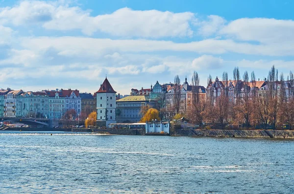 プラハ チェコ共和国を背景に ヴルタヴァ川の青い海とカラフルなタウンハウスとマルダランスカの水の塔 — ストック写真