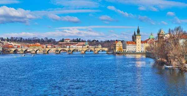 Rzeka Wełtawa Nasyp Stare Mesto Średniowiecznym Kamieniem Most Karola Stare — Zdjęcie stockowe